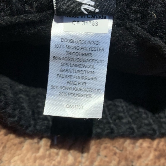 Kyi Kyi Classic Faux Fur Pom Beanie Black/Red - Picture 6 of 6